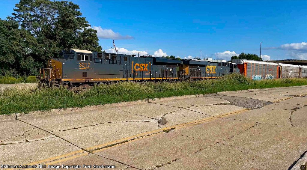 CSX 3217 leads M225.